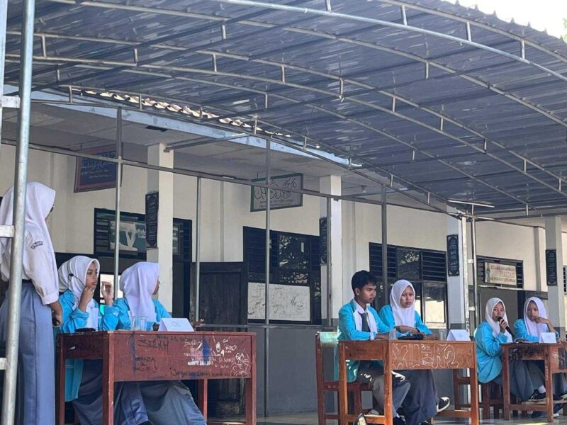 Keterangan poto : Ketiga pasangan calon Ketua OSIS masa bakti 2024 - 2025 saat mengikuti Depat Calon pada 20/11/2024