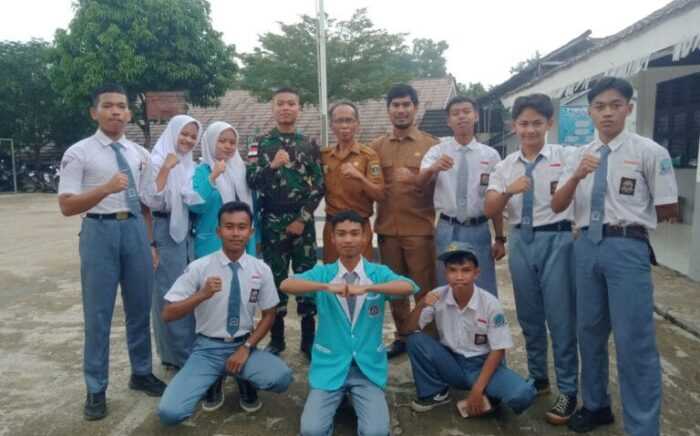 Kepsek SMA 2 Maja Terima Kunjungan Alumni Yang Masuk TNI AD Yonif 310