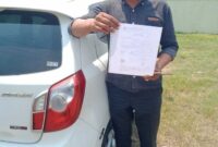 Keterangan poto : Dayat Bili, saat pemperlihatkan bukti pembayaran dan berkas permohonan penerbitan sertifikat tanah yang sudah satu tahun tak kunjung selesai. (Doh Khusus)