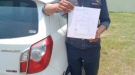 Keterangan poto : Dayat Bili, saat pemperlihatkan bukti pembayaran dan berkas permohonan penerbitan sertifikat tanah yang sudah satu tahun tak kunjung selesai. (Doh Khusus)