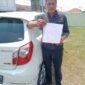 Keterangan poto : Dayat Bili, saat pemperlihatkan bukti pembayaran dan berkas permohonan penerbitan sertifikat tanah yang sudah satu tahun tak kunjung selesai. (Doh Khusus)