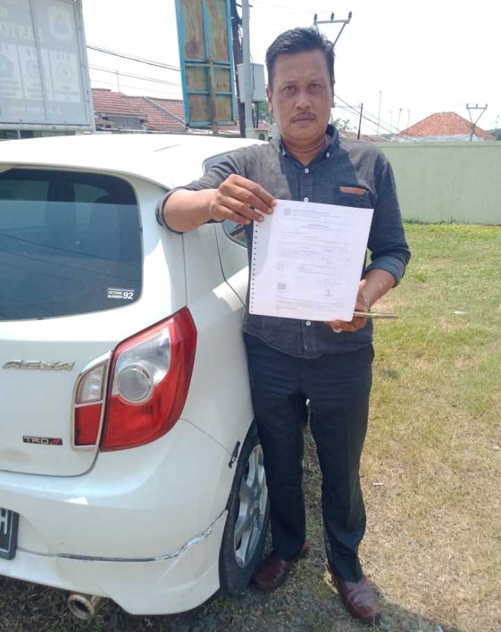 Keterangan poto : Dayat Bili, saat pemperlihatkan bukti pembayaran dan berkas permohonan penerbitan sertifikat tanah yang sudah satu tahun tak kunjung selesai. (Doh Khusus)
