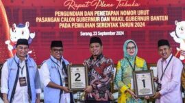 Calon Gubernur dan wakil gubernur Banten Andra Soni berpasangan Dimyati Natakusumah dan Airin Rachmi Diany berpasangan dengan Ade Sumardi saat pengundian nomor urut KPU Banten.