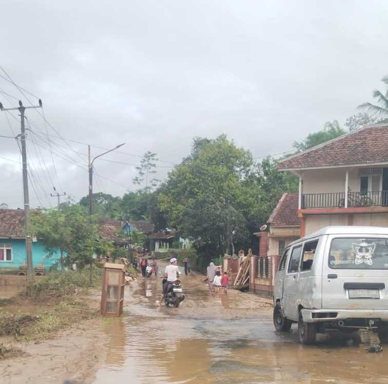 DPD Nasdem Kabupaten Sukabumi Salurkan Bantuan untuk Korban Banjir di Desa Curugluhur I Teras Media