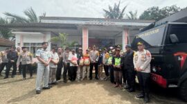 Tim Pembina Samsat Wilayah Hukum (Wilkum) Polda Banten yang terdiri dari Ditlantas Polda Banten, Badan Pendapatan Daerah Provinsi Banten, dan PT. Jasa Raharja Cabang Banten menggelar kegiatan Bakti Sosial (Baksos) Korban Bencana Alam Banjir di Kecamatan Pagelaran dan Patia, Kabupaten Pandeglang. , Jumat (6/12).