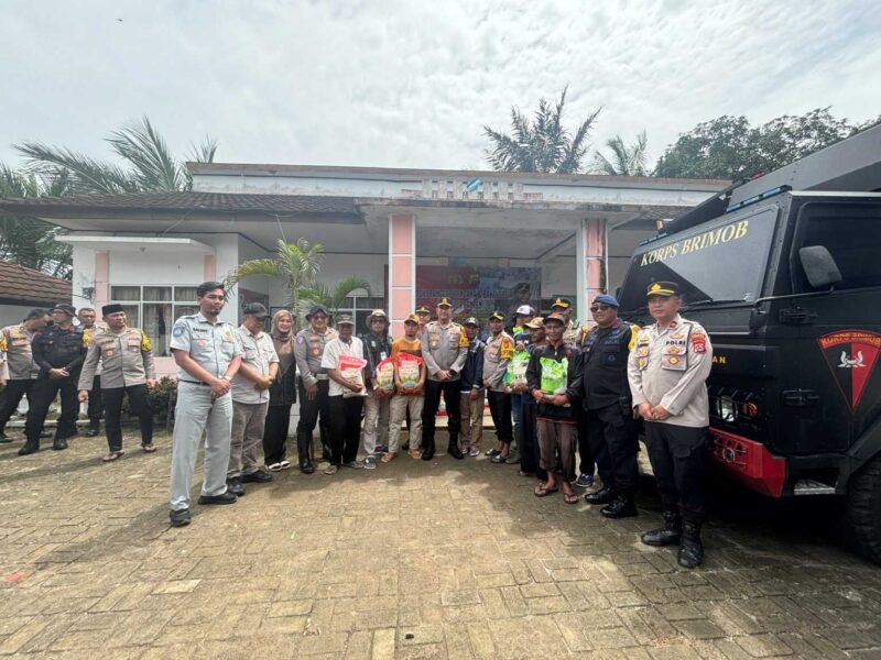 Tim Pembina Samsat Wilayah Hukum (Wilkum) Polda Banten yang terdiri dari Ditlantas Polda Banten, Badan Pendapatan Daerah Provinsi Banten, dan PT. Jasa Raharja Cabang Banten menggelar kegiatan Bakti Sosial (Baksos) Korban Bencana Alam Banjir di Kecamatan Pagelaran dan Patia, Kabupaten Pandeglang. , Jumat (6/12).