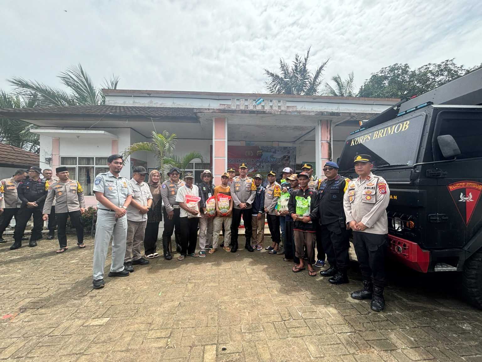 Tim Pembina Samsat Wilayah Hukum (Wilkum) Polda Banten yang terdiri dari Ditlantas Polda Banten, Badan Pendapatan Daerah Provinsi Banten, dan PT. Jasa Raharja Cabang Banten menggelar kegiatan Bakti Sosial (Baksos) Korban Bencana Alam Banjir di Kecamatan Pagelaran dan Patia, Kabupaten Pandeglang. , Jumat (6/12).