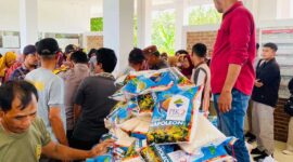 Ribuan warga Desa Kohod Kecamatan Pakuhaji dan Desa Tanjung Burung Kecamatan Teluknaga Kabupaten Tangerang menerima bantuan beras 5 kilogram per orang dari pihak Pengembang Pantai Indah Kapuk 2 (PIK2) Agung Sedayu Group (ASG) pada Kamis 12 Desember 2024.