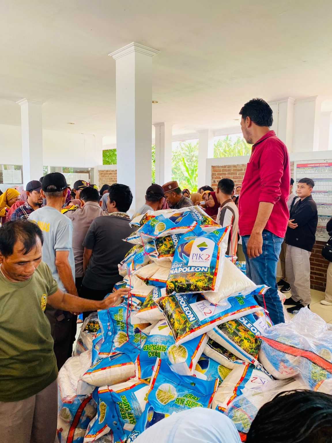 Ribuan warga Desa Kohod Kecamatan Pakuhaji dan Desa Tanjung Burung Kecamatan Teluknaga Kabupaten Tangerang menerima bantuan beras 5 kilogram per orang dari pihak Pengembang Pantai Indah Kapuk 2 (PIK2) Agung Sedayu Group (ASG) pada Kamis 12 Desember 2024.