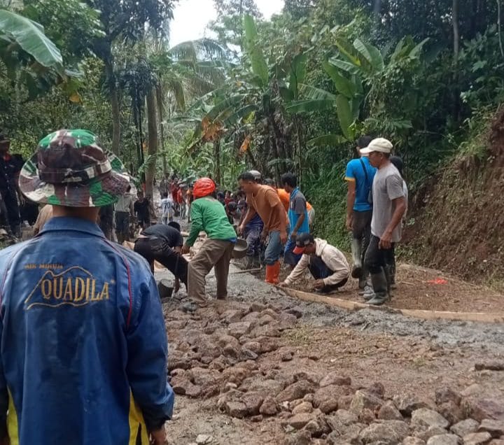 Keterangan foto : Dewan Perwakilan Rakyat Daerah (DPRD) Kabupaten Pandeglang Abdul Rozak ikut turun langsung bersama masyarakat membangun jalan poros desa hasil swadaya, Minggu (18/1/2025) 