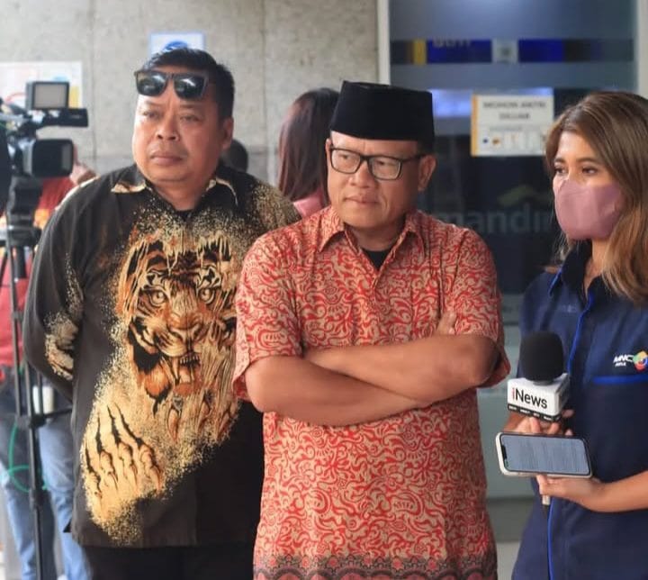Keterangan foto : Sugeng Teguh Santoso, SH, Ketua IPW kepada wartawan di Jakarta, Jumat (31/1/2025) setelah menyerahkan pengaduan masyarakat terkait penyalahgunaan penyidik Polres Kutai Barat ke Kadiv Propam Mabes Polri, sembari memperlihatkan surat dan bukti video.
