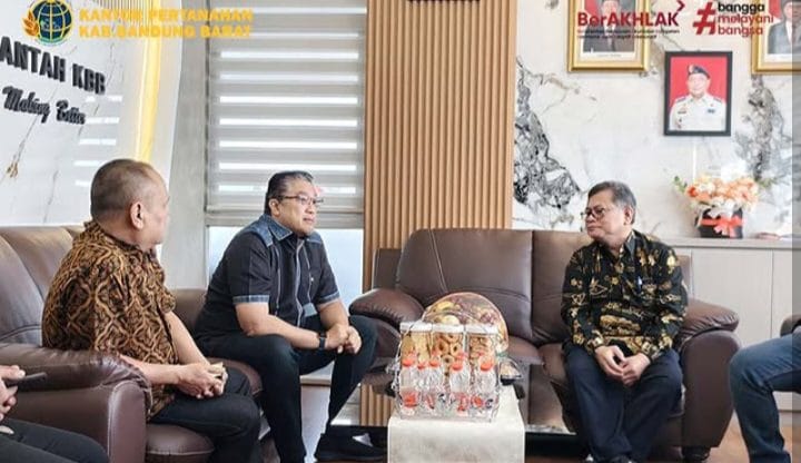 Keterangan foto : Wakil Ketua Komisi II DPR RI, Dr Dede Yusuf Macan Efendi saat kunjungi kantor BPN Bandung Barat, Jumat (31/1/2025) 