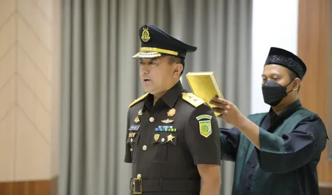 Keterangan foto : Jaksa Agung Muda Pidana Militer (JAM-Pidmil) Mayjen TNI Dr. M. Ali Ridho melantik Kolonel Cpm Andi Suci Agustiansyah sebagai Direktur Penindakan pada Jaksa Agung Muda Bidang Pidana Militer di Gedung Menara Kartika Adhyaksa, Kamis 2 Januari 2025.