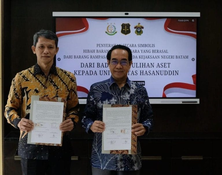 Keterangan foto : Badan Pemulihan Aset (BPA), Kejaksaan Agung hibahkan barang rampasan negara 1 Unit Jaring Ikan Purse Seine Kapal Ex- Vietnam kepada Universitas Hasanuddin (Unhas), Makassar, Jumat (7/3/2025)