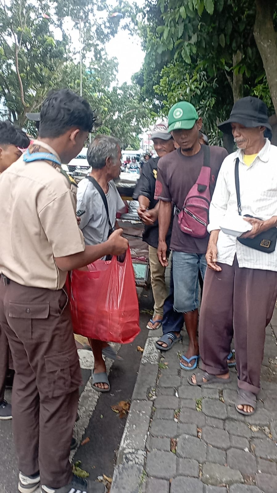 Di Bulan Penuh Berkah : SMK PGRI Rangkasbitung Bagikan Ratusan Takjil Ramadhan 1446 H I Teras Media