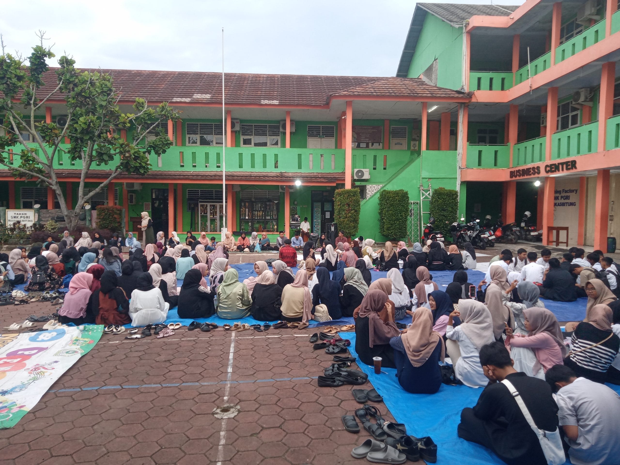 Kepsek SMK PGRI Tutup Sanlat Dengan Buka Puasa Bersama Seluruh Peserta Didik 5 Kepsek SMK PGRI Tutup Sanlat Dengan Buka Puasa Bersama Seluruh Peserta Didik I Teras Media
