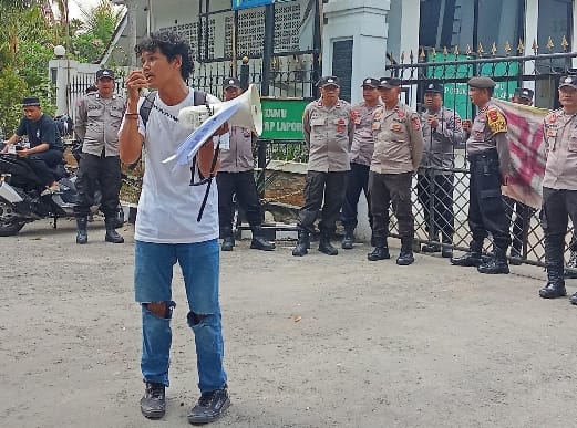 Keterangan poto : Hudori, Ketua umum GAMMA saat melakukan aksi unjuk rasa.
