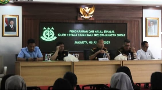 Keterangan foto : Kejaksaan Negeri (Kejari) Jakarta Barat langsung menggelar pengarahan dan halal bihalal dengan seluruh staf dan pegawai di lingkungan kejaksaan, pada Selasa (8/4/2025)