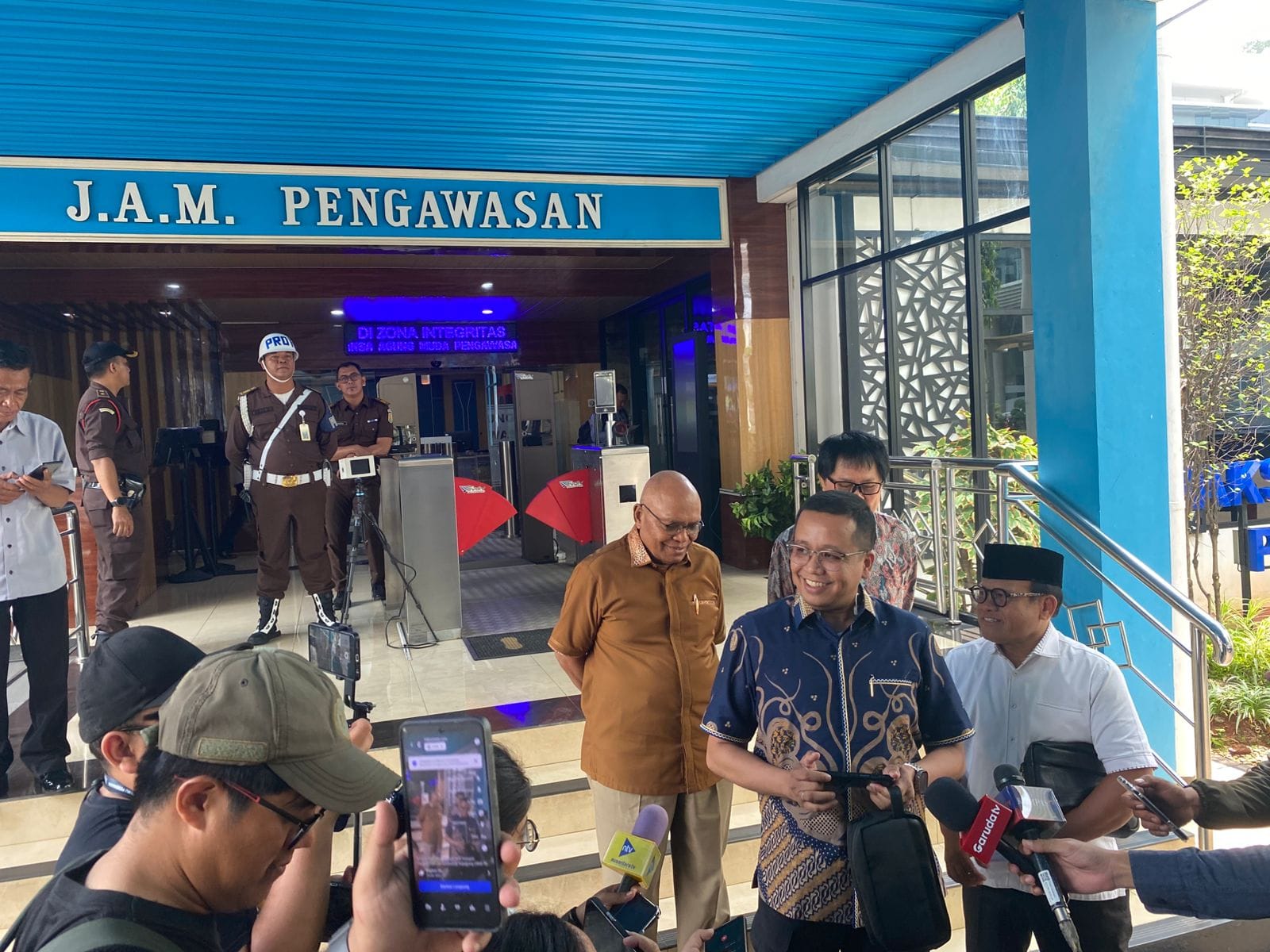 Ronald Loblobly, Koordinator Koalisi Sipil Masyarakat Anti Korupsi kepada wartawan di Gedung Jaksa Agung Muda Bidang Pengawasan Kejaksaan Agung, Jakarta (28/4/2025), yang datang bersama-sama Sugeng Teguh Santoso, SH (IPW), Petrus Selestinus, SH (TPDI), Carrel Ticualu, SH, (Pergerakan Advokat Nusantara).