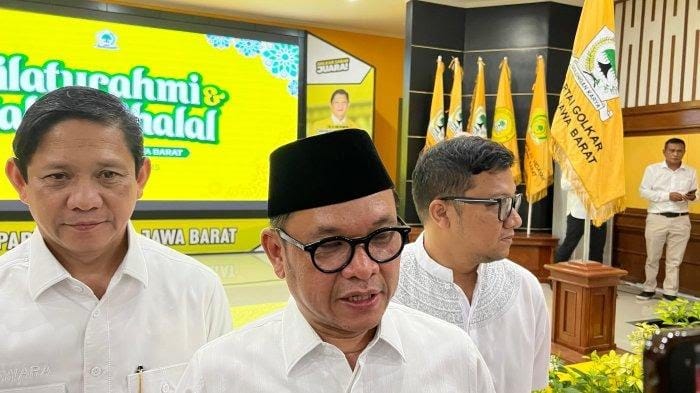 Keterangan Foto : Ketua DPD Golkar Jabar, Tubagus Ace Hasan Syadzily, menunjuk Deden Nasihin sebagai Pelaksana Tugas (Plt) Ketua DPD Kabupaten Sukabumi menggantikan Marwan Hamami. Sementara di Kota Banjar, Dadang Ramdhan Kalyubi digantikan oleh Bambang Haryono.