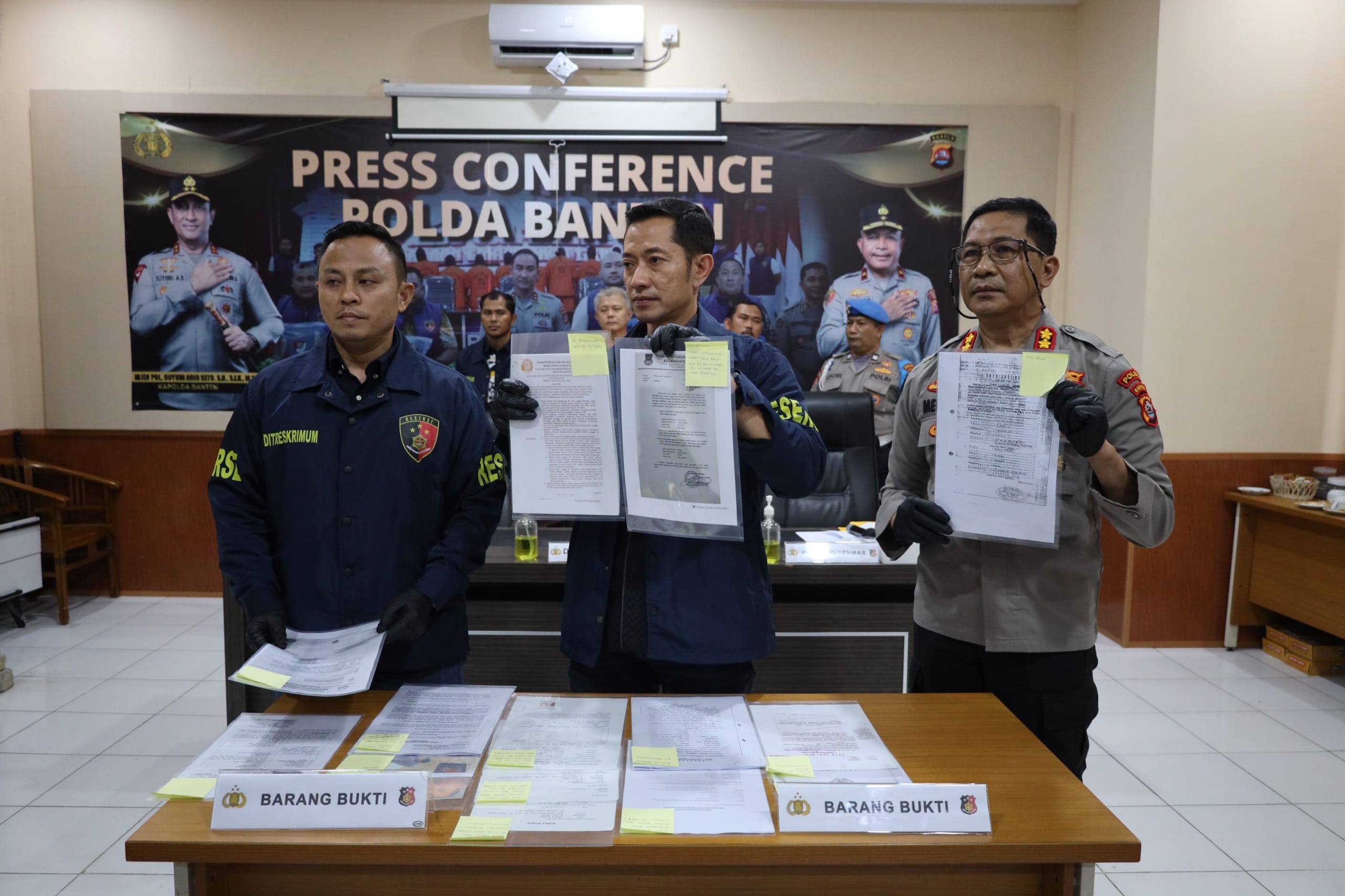 Keterangan foto: Kepolisian Daerah Banten melalui Subdit II Harda Bangtah Ditreskrimum menggelar konferensi pers pada Selasa (20/5) di Ruang Media Center Bidhumas Polda Banten.