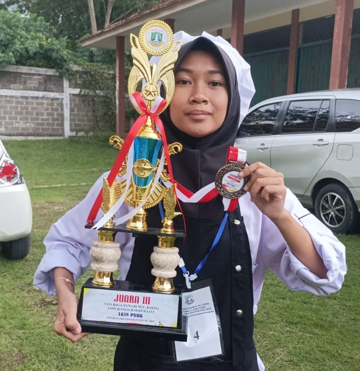 Keterangan Poto : Alida, saat menerima Piala dan Medali Jura 3 dalam lomba LKSN Cabang Tataboga pada 29 April 2025, Dok Khusus