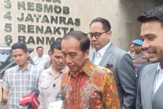 Keterangan Foto : Presiden RI ke 7 Jokowi, selaku Pengadu telah mengadukan KMRT Roy Suryo dkk.