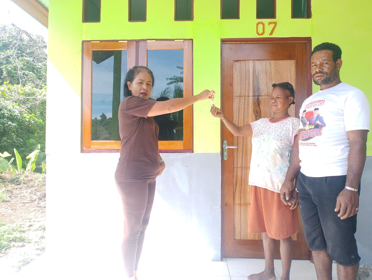 Yuliana Manuaron mendapatkan rumah dari PT Kristalin Ekalestari dalam program Corporate Social Responsibility (CSR).
