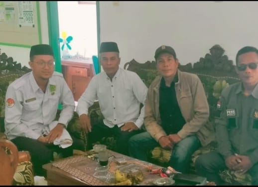 Keterangan poto : Ketua Ormas Jayagati DPC Cileles bersama Ketua KUA dan Ketua FKUB Kecamatan Cileles saat melakukan Silaturahmi