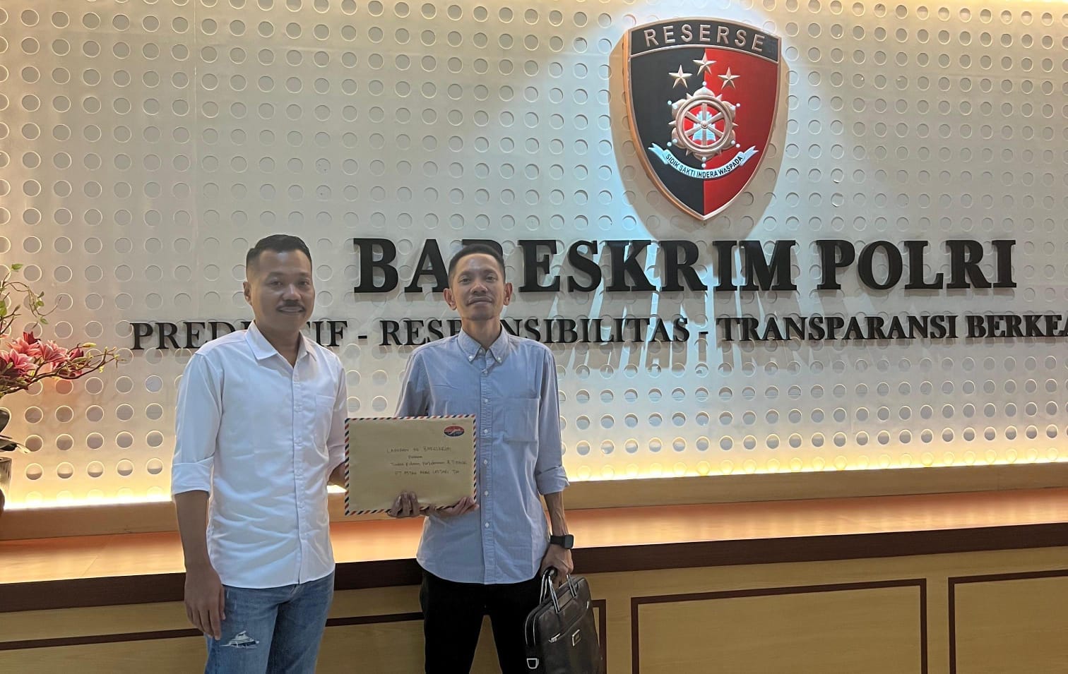Keterangan foto : Kantor Hukum HJ BINTANG dan PARTNERS, selaku kuasa hukum Asosiasi Petani Sawit Pasangkayu (APSP), resmi melaporkan tiga anak perusahaan AAL ke Bareskrim Polri, Kamis (3/7/2025)