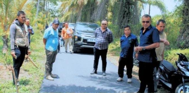 Keterangan foto : Kejari Lebak saat mengawal proyek jalan bareng Dinas PUPR, Rabu (9/7/2025)