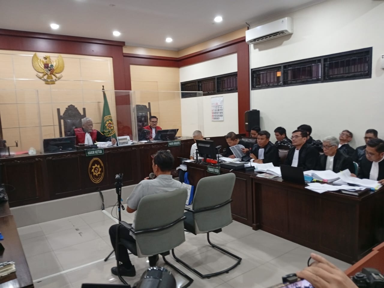 Keterangan foto : Charlie Chandra yang dilaporkan oleh PT Mandiri Bangun Makmur (MBM) terus berlanjut, tiga (3) saksi baru kembali dihadirkan dalam persidangan di Ruang Sidang Utama Pengadilan Negeri (PN) Tangerang, pada Selasa (8/7/2025).