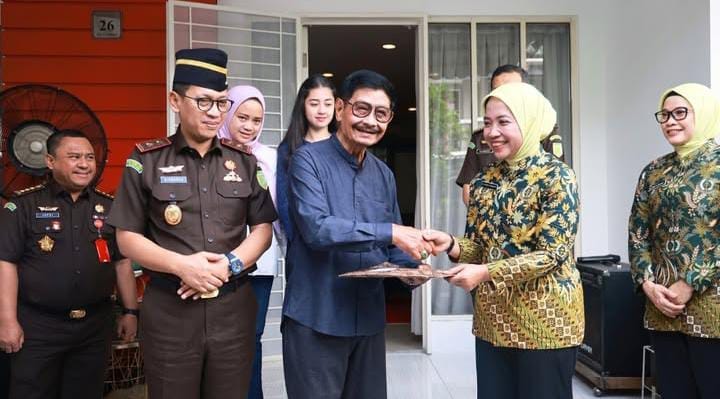 Keterangan foto : Kepala Kejaksaan Tinggi (Kajati) Banten Dr Siswanto yang didampingi oleh para Asisten, para Kasi serta Kajari Tangsel dan Ikatan Adhyaksa Dharmakarini (IAD) melakukan Ajangsana, Jumat (18/7/2025).