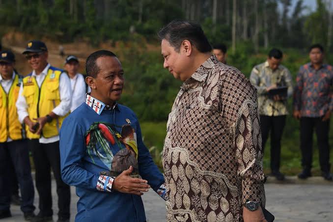 Foto Sehari sejak undur diri dari Golkar, Airlangga makan siang bareng Bahlil di IKN. Keduanya bercanda soal ”kursi” hilang.