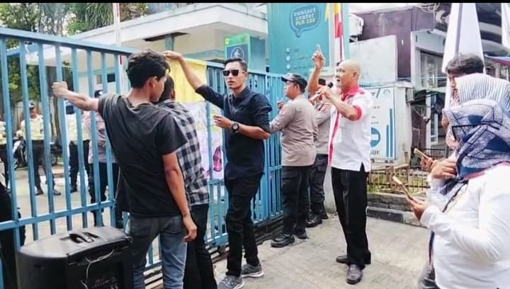 Keterangan foto: RPM dan PKN Gelar Aksi Demo di depan kantor PLN UP3 Banten Selatan, Kabupaten Lebak, Rabu (6/8/2025).