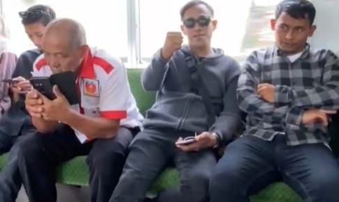 Keterangan foto: Aji Rosyad (Tengah Kacamata Hitam), Ketua Umum Forum Wartawan Solid.