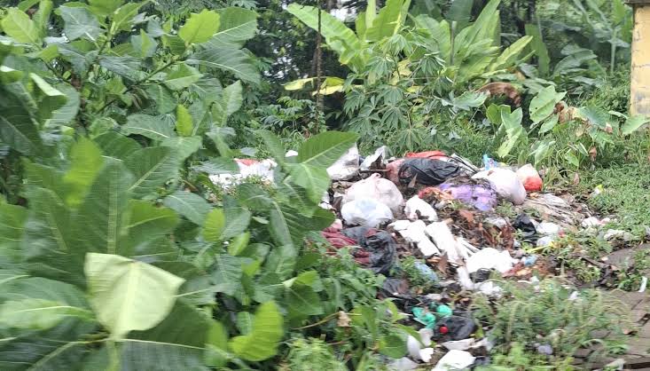 Tumpukan sampah di depan terminal cadasari pandeglang banten.