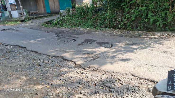 Foto Jalan Nyoreang desa Ciinjuk Kecamatan Cadasari Pandeglang Banten 2 Agustus 2025.