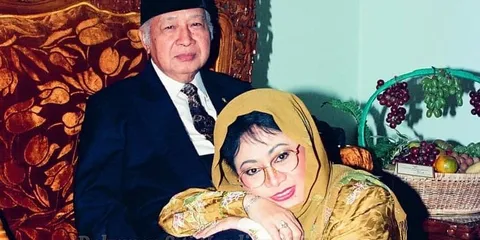 Keterangan Foto Kebersamaan Tutut Soeharto  saat bersama ayah Presiden Soeharto.