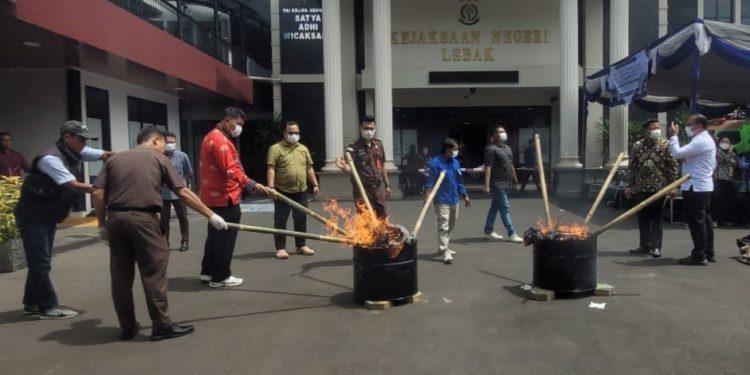 Foto/Dok: Kejaksaan Negeri Kabupaten Lebak, Provinsi Banten, Pemusnahan Barang Bukti Perkara Pidana, Kamis (23/10/2025).