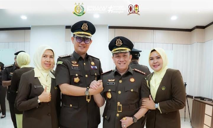 Keterangan foto : Kepala Kejaksaan Tinggi Daerah Khusus Jakarta (Kajati DKJ) Dr. Patris Yusrian Jaya secara resmi telah melantik Dr. Safrianto Zuriat Putra, SH MH menjadi Asisten Tindak Pidana Umum (Aspidum), Rabu (29/10/2025)