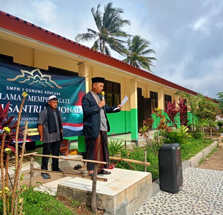 Keterangan poto : Dadi, S. Pd, Pembina Upacara Hari Santri Nasional Tahun 2025 di SMPN 1 Gunungkencana saat memberikan sambutan di hadapan seluruh peserta Upacara pada 22/10/2025