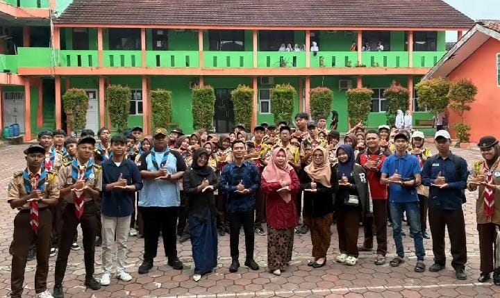 Keterangan poto : Poto bersama, Kepsek SMK PGRI Rangkasbitung, Dini Hipdiani, M. Pd, bersama sangga Pramuka Kihajar Dewantara dan Malahayati, saat pelepasa untuk mengikuti Kemah Kirana di Bumi Perkemahan Pasiroko Lebak (Doksus)