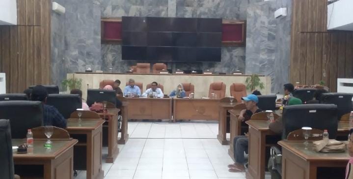 Keterangan poto : Para pedagang kaki lima saat melakukan audensi di bersama DPRD Lebak terkait keluhan para pedagang pasar Semi yang di nilai kurangadai