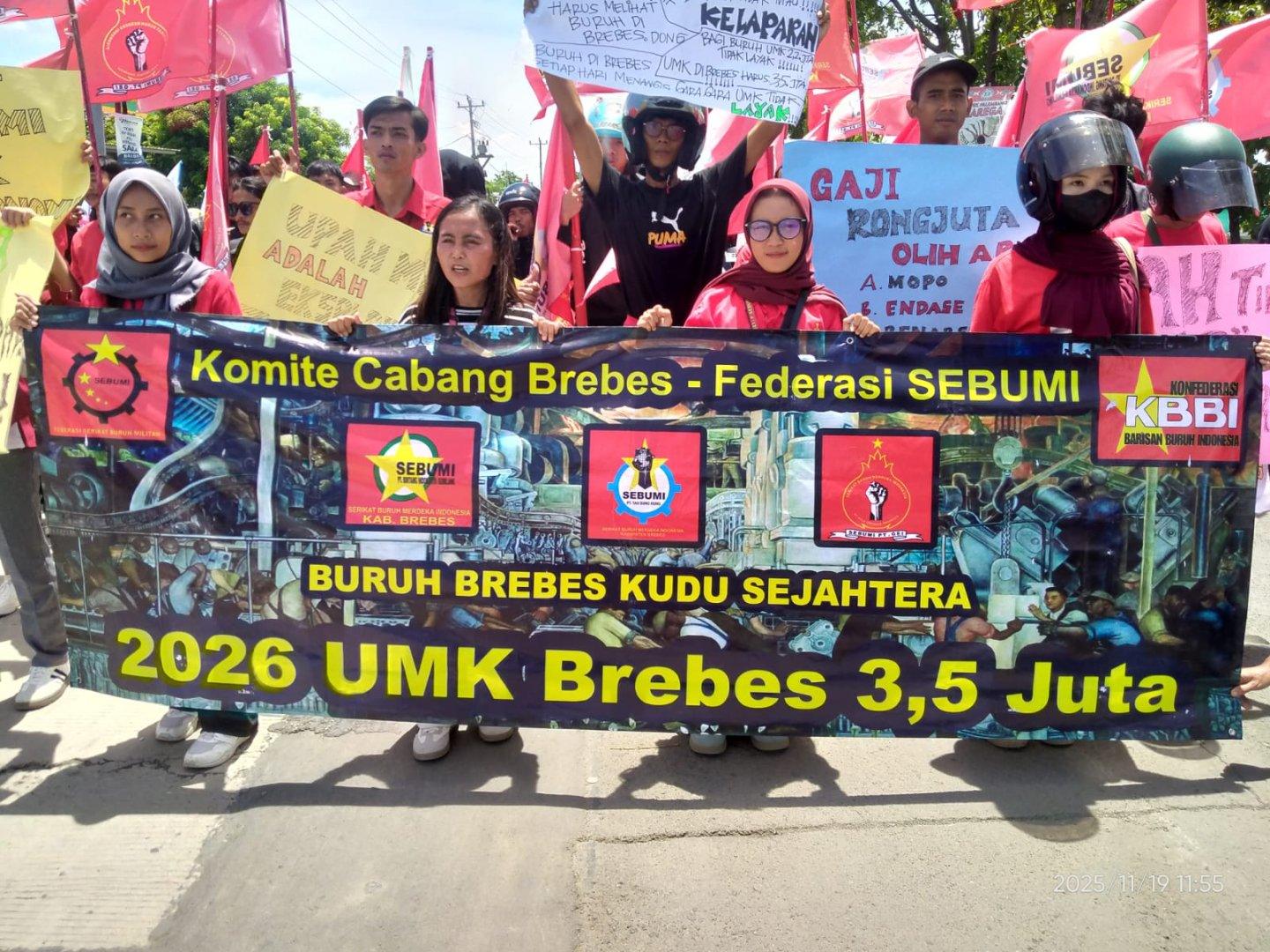 Keterangan foto : Buruh Brebes tuntut kenaikan upah, Rabu (19/11/2025)