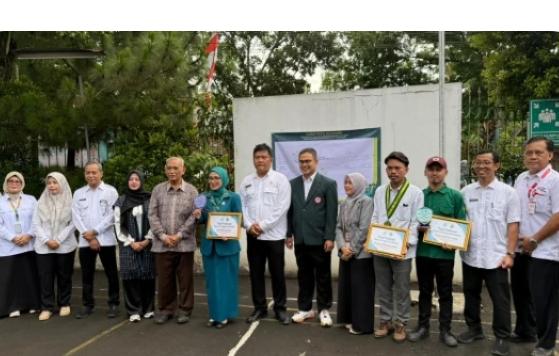 Keterangan poto : Plt Kepala Dinas Kesehatan Kabupaten Lebak berpoto bersama insan dan penggerak Kesehatan, usai melalsankan upacara menyambut Hari Kesehatan Nasional (HKN) ke 61 di Halaman kantor Dimas Kesehatan pada 12 November 2025