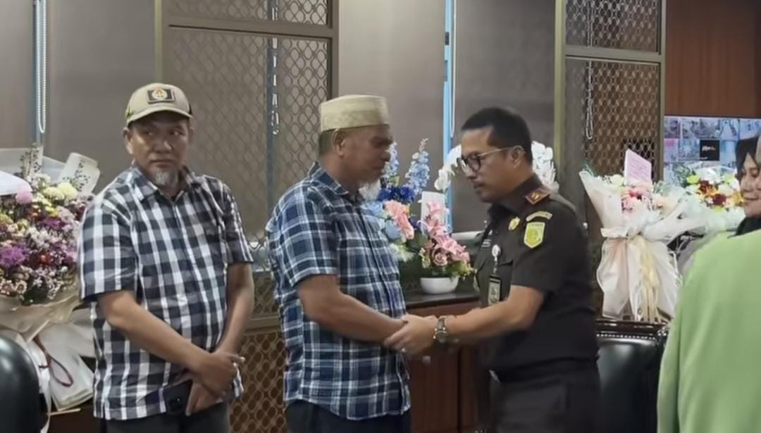 Keterangan foto : Kepala Kejaksaan Tinggi Sulawesi Selatan (Kajati Sulsel), Dr. Didik Farkhan Alisyahdi saat menerima audiensi dua guru ASN, Rabu (12/11/2025)