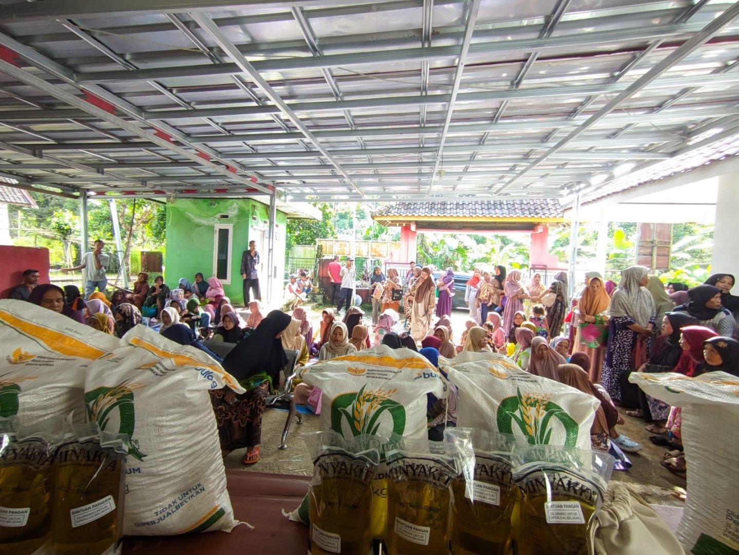 Keterangan foto : Bulog salurkan bantuan pangan , Jumat (28/11/2025)