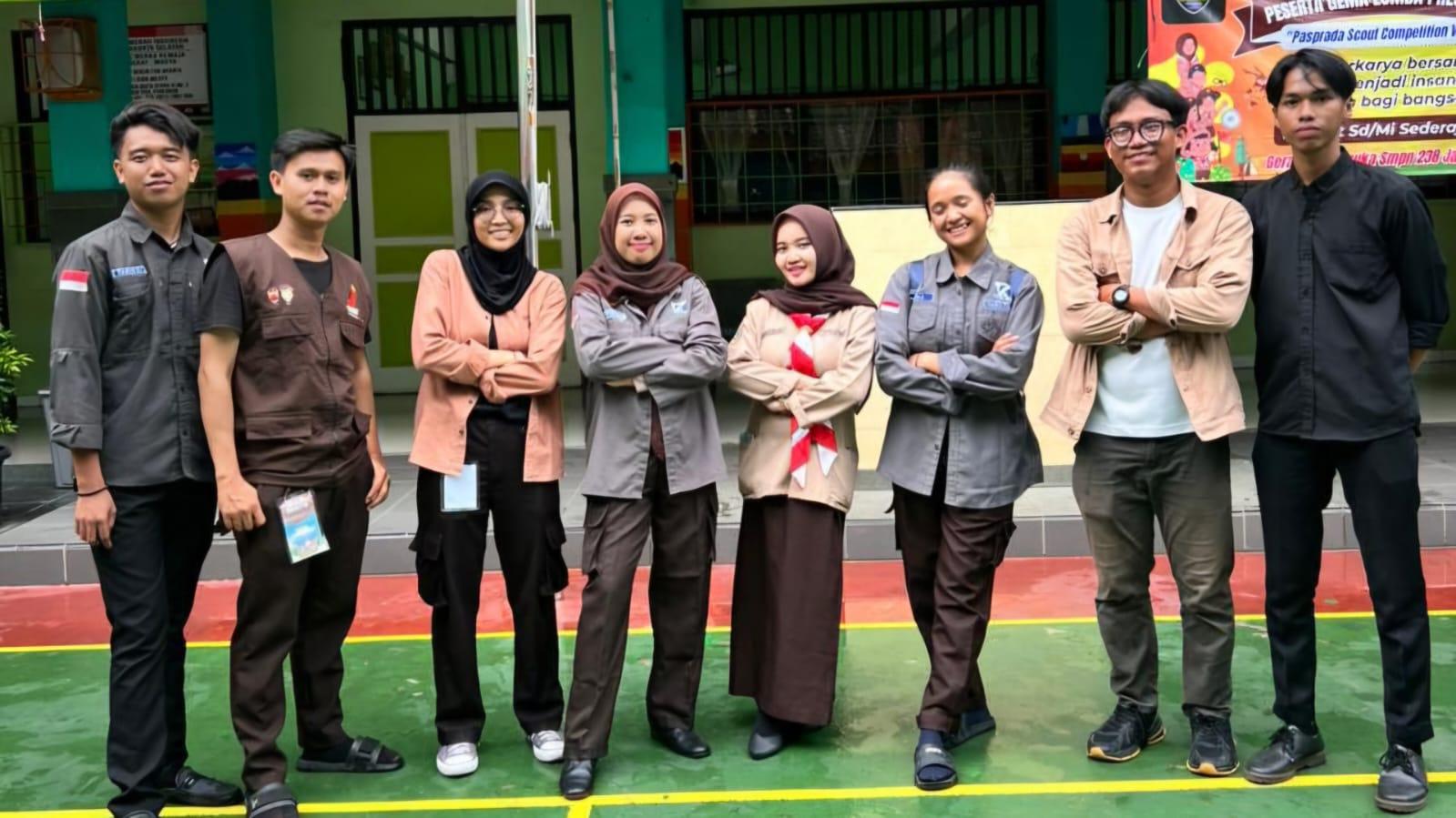 Dokumentasi Wakil Kepala SMP Negeri 238 Jakarta, Ibu Wahyuningsih, S. Pd. Dalam acara pembukaan lomba Pramuka pasparada ,Kegiatan juga dihadiri oleh Pembina Pramuka Kak Holidah, S. Si dan para dewan guru.