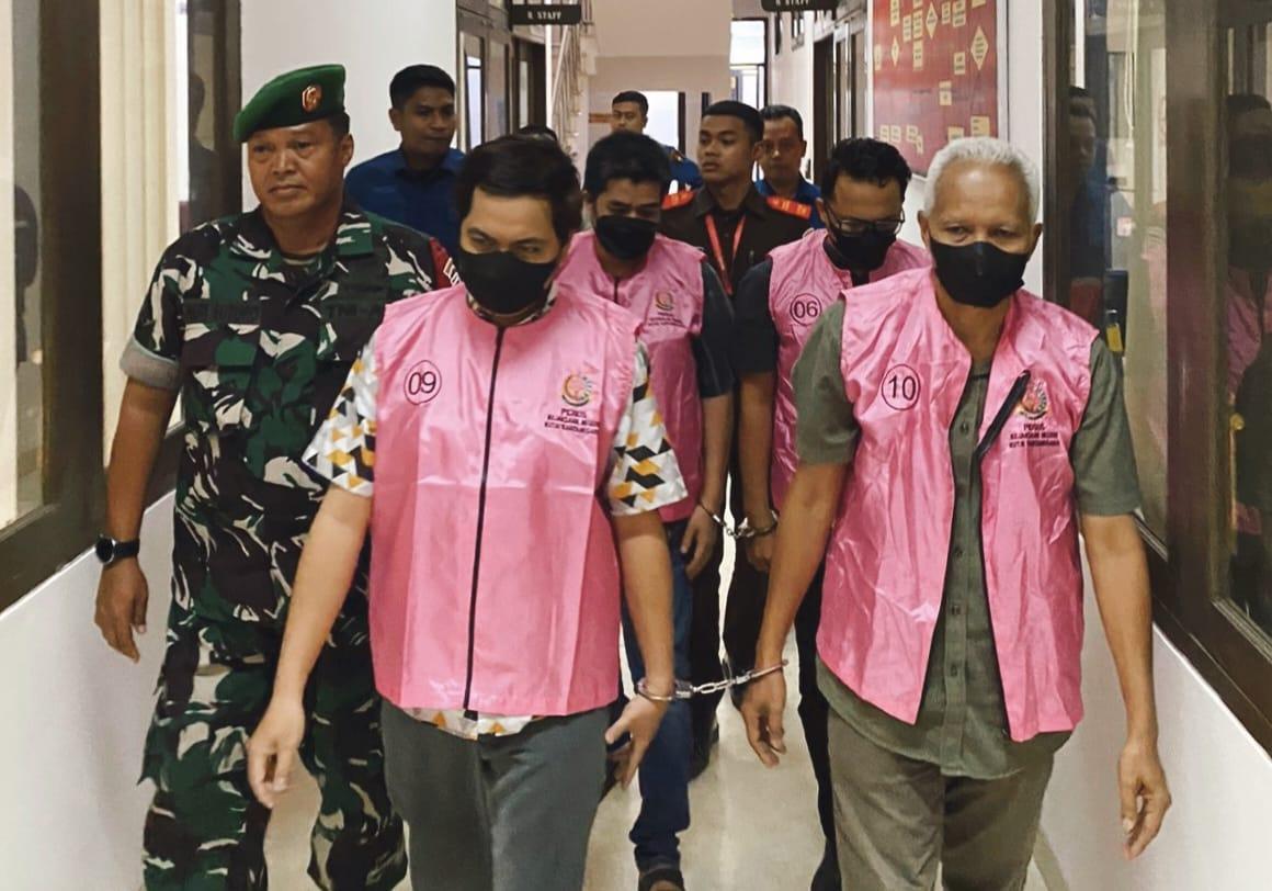Kejaksaan Negeri (Kejari) Kutai Kartanegara (Kukar) akhirnya menahan empat orang tersangka perkara dugaan korupsi pembangunan factory sharing pada Sentra UKM di Desa Jonggon Jaya, Kecamatan Loa Kulu,